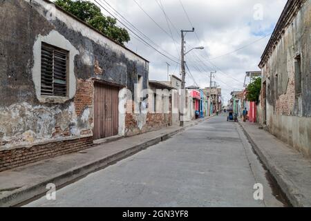 CAMAGUEY, KUBA - 26. JANUAR 2016: Menschen in den Straßen von Camaguey Stockfoto