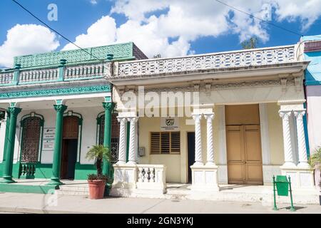 LAS TUNAS, KUBA - 27. JAN 2016: Alte Gebäude im Zentrum von Las Tunas. Stockfoto