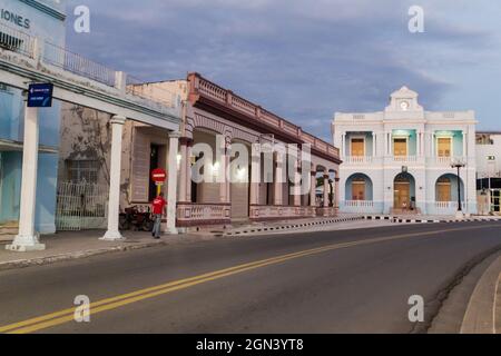 LAS TUNAS, KUBA - 27. JAN 2016: Traditionelle Gebäude im Zentrum von Las Tunas. Stockfoto