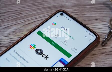 Jakarta, Indonesien-17. September 2021: Slack Apps auf dem Telefonbildschirm am 17. September 2021. In Jakarta Indonesien. Stockfoto