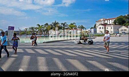 RIO DE JANEIRO, BRASILIEN - 12. APRIL 2017: Blick auf den Platz von Maua vom Eingang des Museums von Morgen (Museu do Amanha) Stockfoto