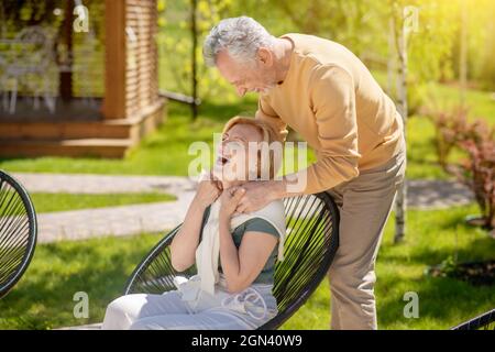 Reifes Paar, das eine gute Zeit im Garten hat Stockfoto