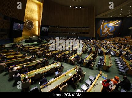 New York, Usa. September 2021. Der Generalsekretär der Vereinten Nationen, Antonio Guterres, spricht auf einer hochrangigen Sitzung zum Gedenken an den 20. Jahrestag der Annahme der Erklärung von Durban und des Aktionsprogramms: "Reparationen, Rassengerechtigkeit und Gleichheit für Menschen afrikanischer Abstammung" im Rahmen der 76. Generalversammlung der Vereinten Nationen Generaldebatte in der UN-Generalversammlung am Mittwoch, den 22. September 2021 in New York City. Foto von John Angelillo/UPI Credit: UPI/Alamy Live News Stockfoto