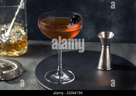 Erfrischender Bourbon Manhattan Cocktail mit Kirsch-Garnierung Stockfoto