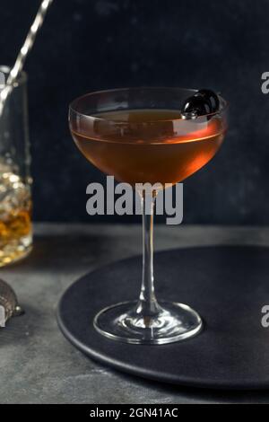 Erfrischender Bourbon Manhattan Cocktail mit Kirsch-Garnierung Stockfoto