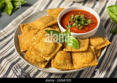 Hausgemachte gebratene Raviolis mit Basilikum und Marinara-Sauce Stockfoto