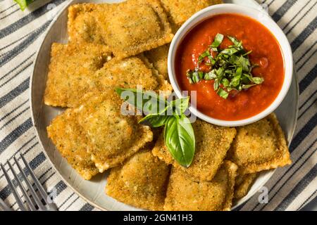 Hausgemachte gebratene Raviolis mit Basilikum und Marinara-Sauce Stockfoto