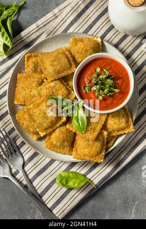 Hausgemachte gebratene Raviolis mit Basilikum und Marinara-Sauce Stockfoto