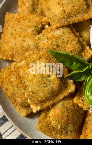 Hausgemachte gebratene Raviolis mit Basilikum und Marinara-Sauce Stockfoto