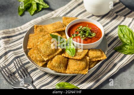 Hausgemachte gebratene Raviolis mit Basilikum und Marinara-Sauce Stockfoto