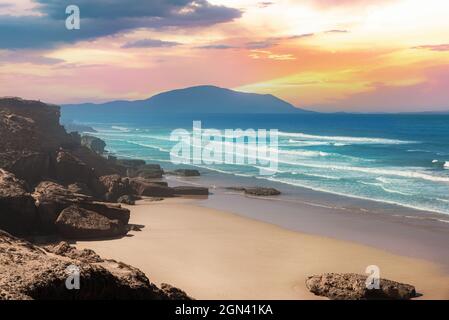 Schöne Aussicht auf die Luftklippen des berühmten Agadir-Strandes in Marokko, Afrika Stockfoto