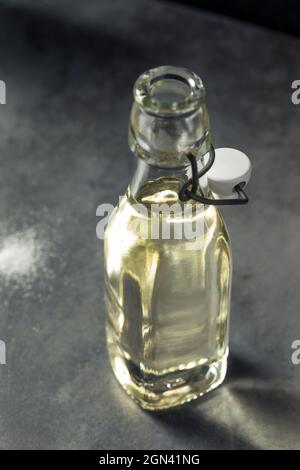 Hausgemachter Zucker einfacher Sirup in einer Flasche Stockfoto