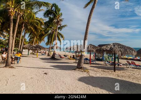 PLAYA ANCON, KUBA - 9. FEB 2016: Touristen sonnen sich am Strand Playa Ancon in der Nähe von Trinidad, Kuba Stockfoto