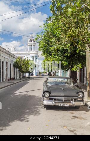 CIENFUEGOS, KUBA - 10. FEBRUAR 2016: Vintage Ford Fairlane in Cienfuegos Kuba Stockfoto