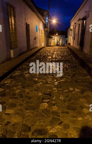 Nachtansicht einer gepflasterten Straße in Sancti Spiritus, Kuba Stockfoto