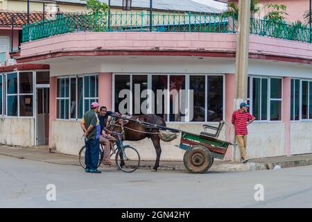 REMEDIOS, KUBA - 12. FEB 2016: Einheimische und Kutscher in der Stadt Remedios, Kuba Stockfoto