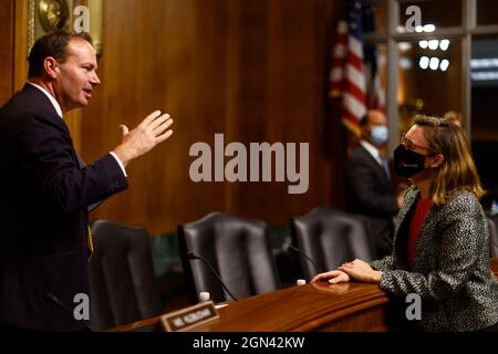 Washington, USA. September 2021. Senator Mike Lee, Republikaner aus Utah, Mitglied des Unterausschusses für Wettbewerbspolitik, Kartellrecht und Verbraucherrechte des Senats, chattet mit Charlotte Slaiman, Direktorin für Wettbewerbspolitik bei Public Knowledge, nach Abschluss einer Anhörung in Washington, DC, USA, am Dienstag, den 21. September, 2021. Die Anhörung trägt den Titel „Big Data, Big Questions: Implikationen für Wettbewerb und Verbraucher“. Fotograf: Ting Shen/Bloomberg Credit: SIPA USA/Alamy Live News Stockfoto