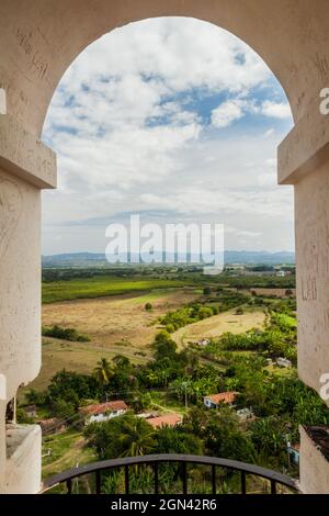 Blick auf das Tal Valle de los Ingenios vom Turm Manaca Iznaga in der Nähe von Trinidad, Kuba Stockfoto