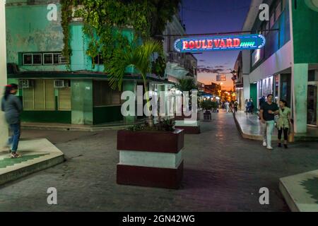 SANTA CLARA, KUBA - 13. FEB 2016: Boulevard Street im Zentrum von Santa Clara, Kuba. Stockfoto