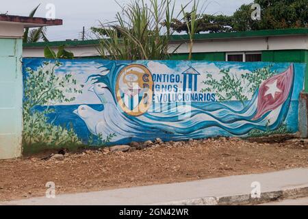 PLAYA LARGA, KUBA - 16. FEB 2016: Ansicht eines Propagandabildes im Dorf Playa Larga, Kuba. Es heißt: Mit euch, ihr würdevollen, revolutionäre. Stockfoto