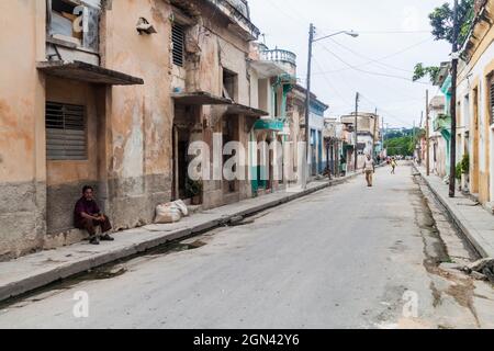 MATANZAS, KUBA - 16. FEB 2016: Straßenleben im Zentrum von Matanzas, Kuba Stockfoto