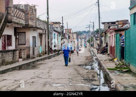 MATANZAS, KUBA - 16. FEB 2016: Straßenleben im Zentrum von Matanzas, Kuba Stockfoto