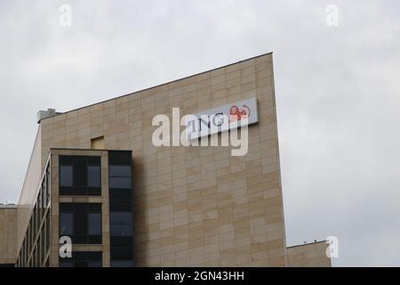 ING-Banklogo auf dem Hauptsitz in Leeuwarden, Niederlande, August 2021 Stockfoto