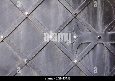 Fragment alter Metalltore. Stockfoto