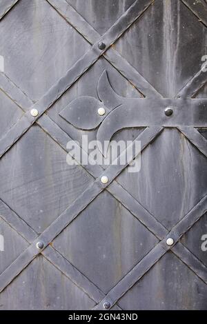 Fragment alter Metalltore. Stockfoto