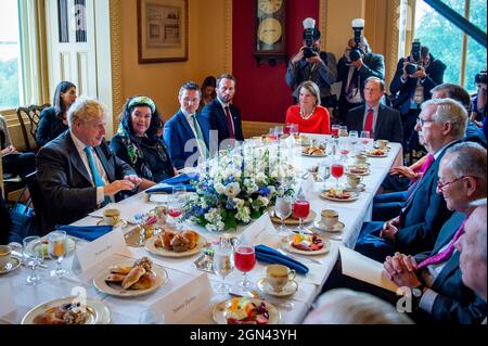 Der britische Premierminister Boris Johnson, links, trifft sich am Mittwoch, den 22. September 2021, mit dem Mehrheitsführer des US-Senats, Chuck Schumer (Demokrat von New York), dem Minderheitsführer des US-Senats, Mitch McConnell (Republikaner von Kentucky) und einer Gruppe von überparteilichen Senatoren für ein Foto im US-Kapitol in Washington, DC. Kredit: Rod Lamkey/CNP /MediaPunch Stockfoto