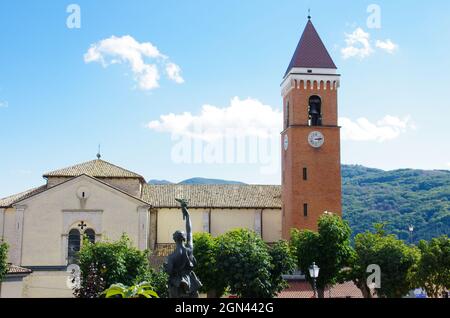 Rivisondoli - im Vordergrund die Statue des Kriegsdenkmals und im Hintergrund die Kirche San Nicola, Symbol des kleinen Dorfes Stockfoto