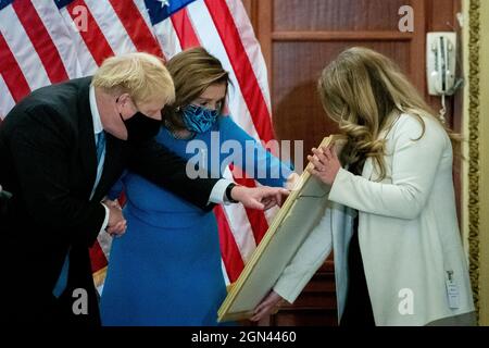Washington, DC, 22. September 2021. Die Sprecherin des Repräsentantenhauses der Vereinigten Staaten, Nancy Pelosi (Demokratin von Kalifornien), rechts, begrüßt den britischen Premierminister Boris Johnson am Mittwoch, den 22. September 2021, im US-Kapitol in Washington, DC. Kredit: Rod Lamkey/CNP /MediaPunch Stockfoto
