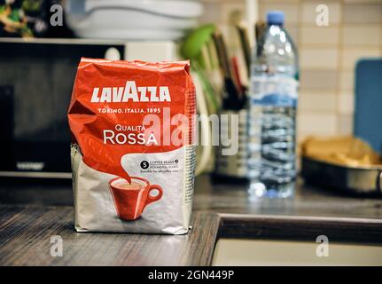 POZNA, POLEN - 12. Nov 2017: Eine italienische Lavazza-Kaffeebohnen Qualita Rossa in einer Tüte auf dem Tisch. Stockfoto