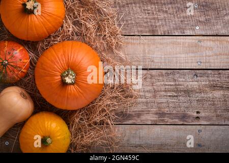 Kürbis. Herbstlicher Food-Hintergrund mit Zimt, Nüssen und saisonalen Gewürzen auf rustikalem Hintergrund. Kochen Kürbis oder Apfelkuchen und Kekse für den Taufpastete Stockfoto