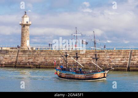 Replik hölzerne Galeone, die als Touristensegelboot in den Hafen von Whitby einfährt. Whitby, Redcar und Cleveland District, North Yorkshire, England, Großbritannien Stockfoto