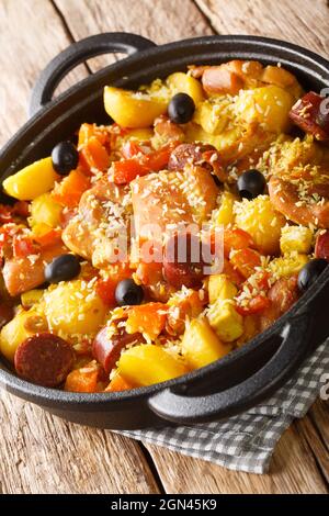 Macanese Style Portuguese Chicken Galinha ein Portuguesa Po Kok Gai Nahaufnahme in der Pfanne auf dem Tisch. Vertikal Stockfoto