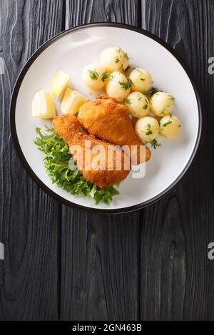 Wiener Backhendl Wiener gebratenes Huhn zubereitet und gewürzte Portionen Huhn, die paniert und knusprig frittiert mit Zitrone und Kartoffel serviert werden Stockfoto