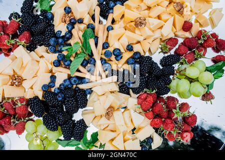 Essen flach legen. Käseplatte serviert mit Wein, Trauben, Prosciutto, Oliven, Snack-Tisch, Marmelade und Honig. Draufsicht Stockfoto