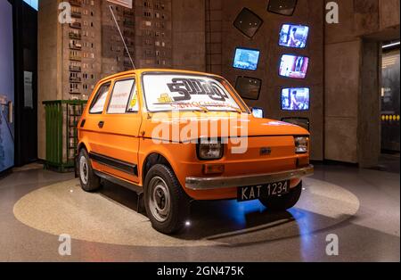 Ein Bild eines Polska Fiat (Poland Fiat) Autos im Inneren des Schlesischen Museums, Teil des Lichts der Geschichte - Oberschlesien im Laufe der Jahrhunderte permanente Exhi Stockfoto