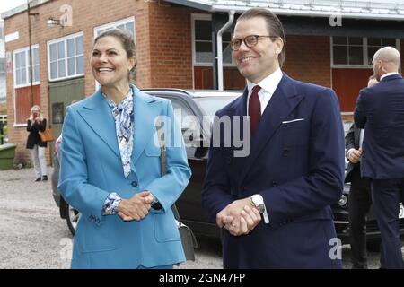 Die schwedische Kronprinzessin Victoria und Prinz Daniel treffen am Mittwoch, 22. September 2021, in der Wetterlings Axtfabrik in Storvik ein. Das Paar der Kronprinzessin ist auf einem eintägigen Besuch in Gavleborg. Foto: Johan Jeppsson / TT-Code 10730 Stockfoto