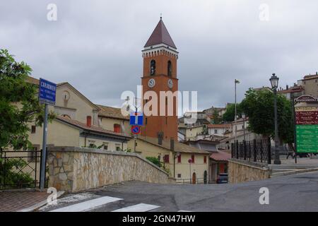 Rivisondoli (AQ) - Blick auf das charakteristische Bergdorf mit dem Glockenturm der Kirche von San Nicola, Symbol des kleinen Vil Stockfoto