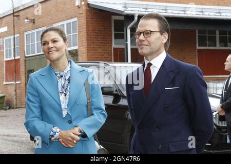 Die schwedische Kronprinzessin Victoria und Prinz Daniel treffen am Mittwoch, 22. September 2021, in der Wetterlings Axtfabrik in Storvik ein. Das Paar der Kronprinzessin ist auf einem eintägigen Besuch in Gavleborg. Foto: Johan Jeppsson / TT-Code 10730 Stockfoto