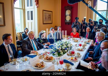 Washington, Vereinigte Staaten. September 2021. Der britische Premierminister Boris Johnson, links, trifft sich am Mittwoch, den 22. September 2021, mit dem Mehrheitsführer des US-Senats, Chuck Schumer (Demokrat von New York), dem Minderheitsführer des US-Senats, Mitch McConnell (Republikaner von Kentucky) und einer Gruppe von überparteilichen Senatoren für ein Foto im US-Kapitol in Washington, DC. Kredit: Rod Lampey/CNP/dpa/Alamy Live Nachrichten Stockfoto
