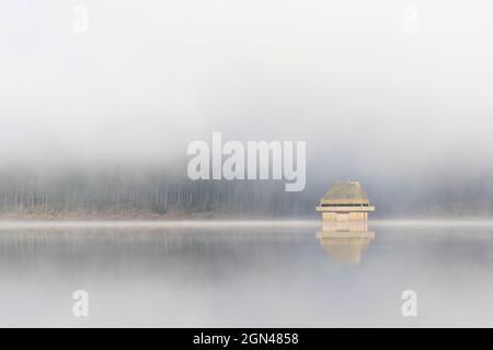 Kielder Dam Valve Tower, Kielder Water & Forest Park, Northumberland, Großbritannien Stockfoto