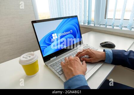 23. Juni 2021. Barnaul, Russland. Ansicht des neuen Microsoft Windows 11-Logos auf dem Computerbildschirm Stockfoto