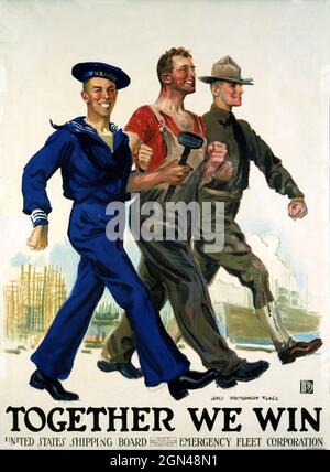 Ein altes Werbeplakat um 1917 mit dem Titel Together We Win, gemalt von James Montgomery Flagg, das einen amerikanischen Matrosen und Soldaten zeigt, der mit einem Werftarbeiter marschiert Stockfoto