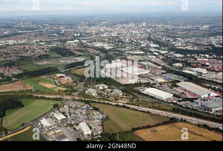 Luftaufnahme der Skyline von Leeds aus dem Südosten mit Blick über die Autobahn M1 von Rothwell aus Stockfoto