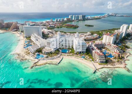 Blick auf schöne Hotels in der Hotelzone von Cancun. Riviera Maya Region in Quintana Roo auf der Halbinsel Yucatan. Luftpanoramablicke von allinklusiver r Stockfoto