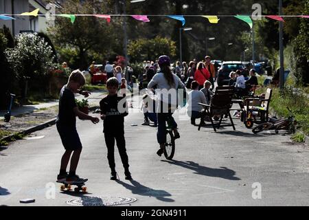 Berlin, Deutschland. September 2021. Kinder spielen auf der temporären Spielstraße im Stadtteil Dahlem. Am Mittwoch gibt es in allen Bezirken Berlins temporäre Spielstraßen für Kinder. Quelle: Carsten Koall/dpa/Alamy Live News Stockfoto