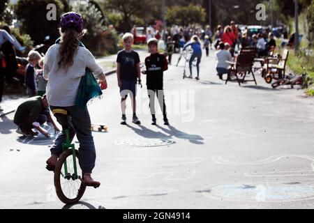 Berlin, Deutschland. September 2021. Kinder spielen auf der temporären Spielstraße im Stadtteil Dahlem. Am Mittwoch gibt es in allen Bezirken Berlins temporäre Spielstraßen für Kinder. Quelle: Carsten Koall/dpa/Alamy Live News Stockfoto